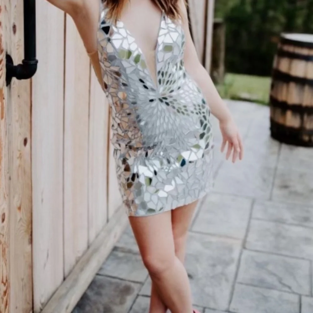 worn once there’s padding stitched in the chest area but can easily be removed. - Picture 2 of 3